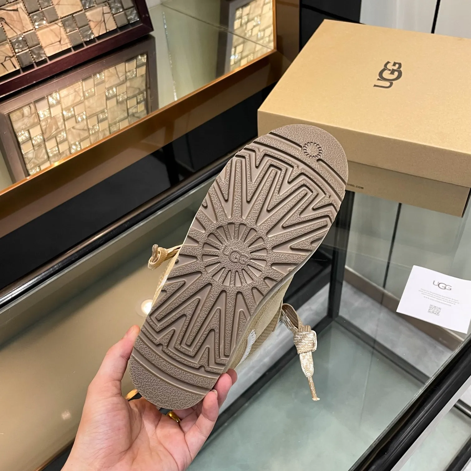 Men's men's shoes pP580! UGG~25vs popular platform thick-soled casual shoes series... [Round-toe thick-soled casual shoes] A shoe that does not clash with shirts, simple partition design ➕ spotted outsole, silk curls on the upper, a must-have for autumn and winter, can be worn with any pants or skirt, very comfortable and beautiful on the feet... ❶Material: Original customized cow ➕Breathable mesh ❷Inner lining: Original customized wool ❸ Foot pads: Original customized sheepskin ❹Outsole: Original molded wear-resistant velvet foam outsole ❺Number of codes: 35-41 ❻Packaging: Original full set of packaging ☀Color: Official website updated simultaneously